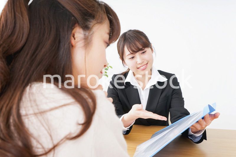 外回りの営業をする女性