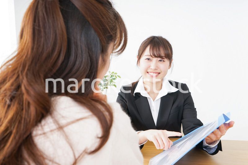 外回りの営業をする女性