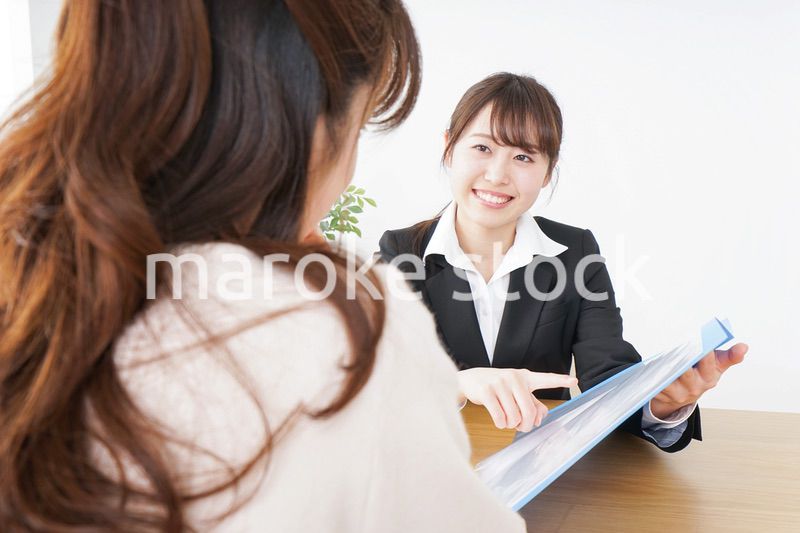 外回りの営業をする女性