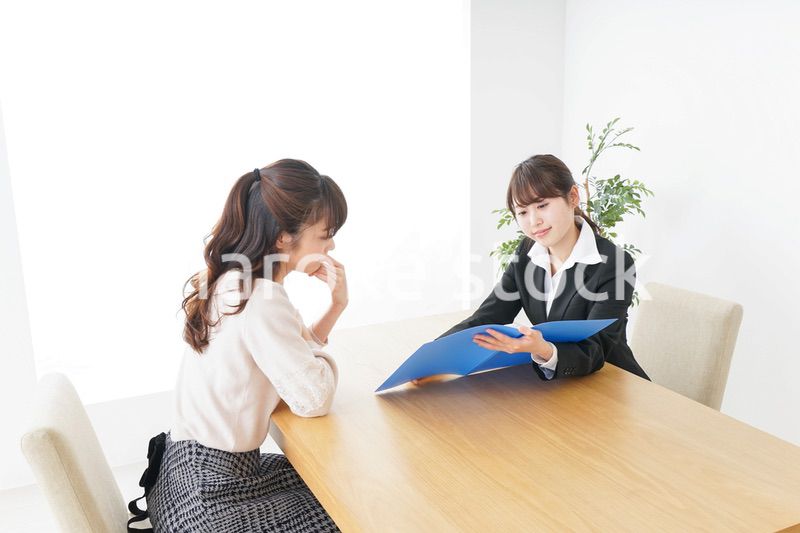 外回りの営業をする女性