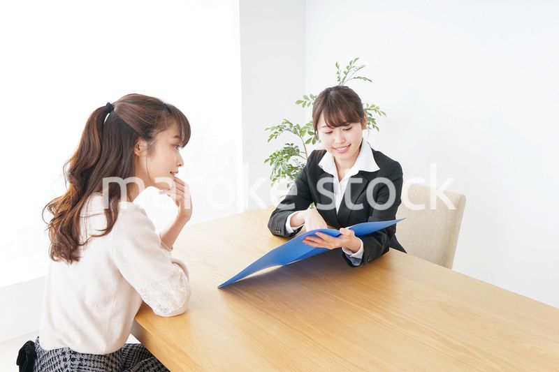 外回りの営業をする女性