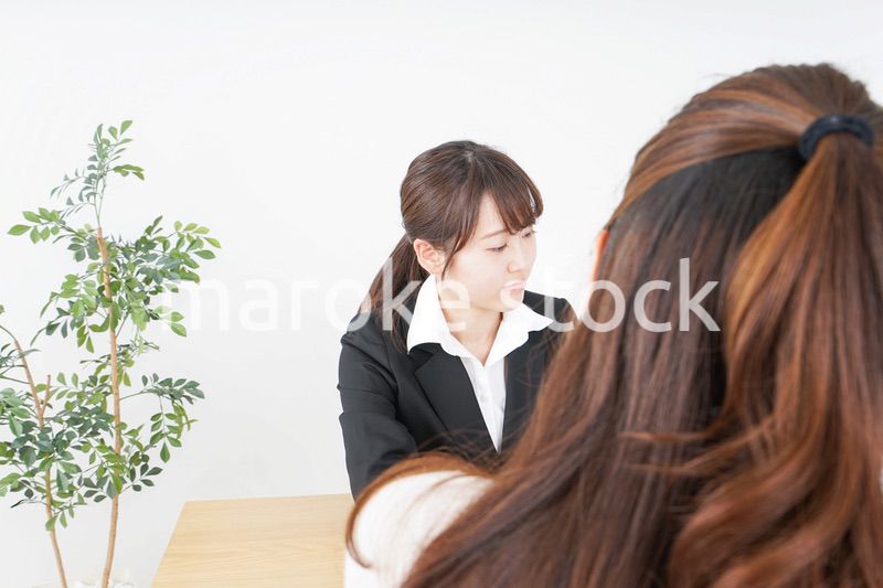 外回りの営業をする女性