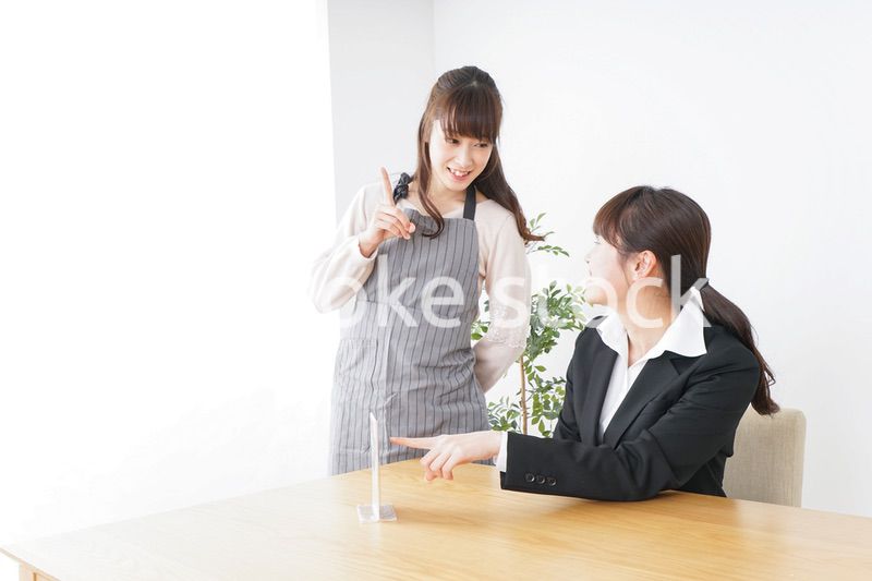 カフェで働く女性