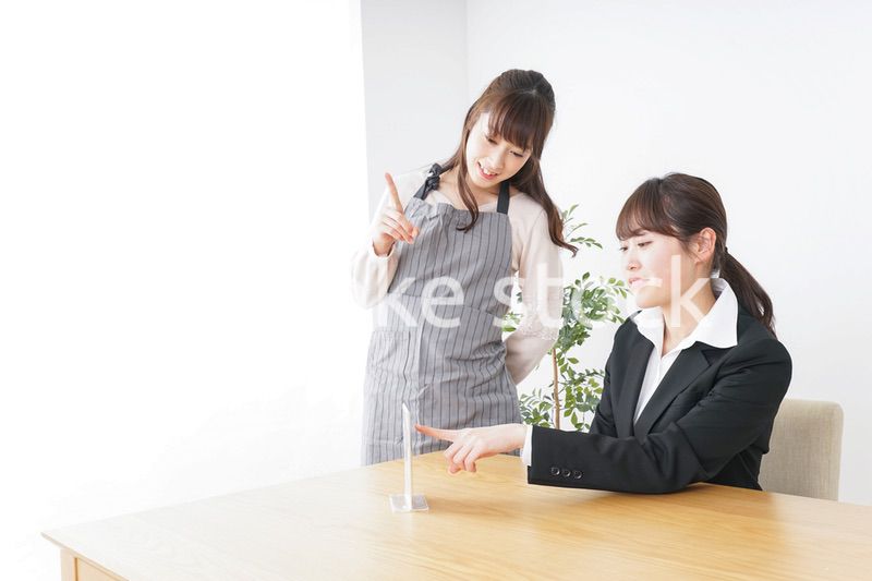 カフェで働く女性