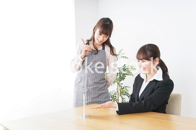 カフェで働く女性