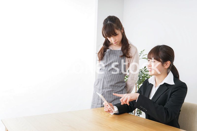 カフェで働く女性