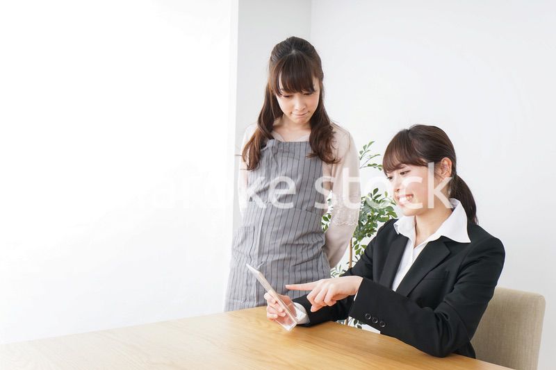 カフェで働く女性