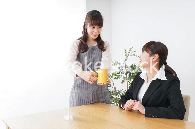カフェで働く女性