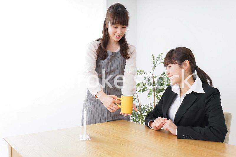 カフェで働く女性