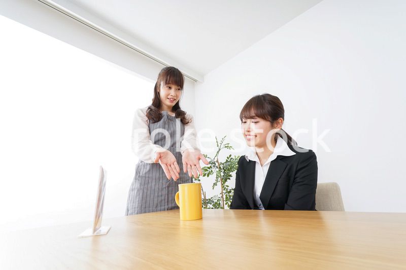 カフェで働く女性