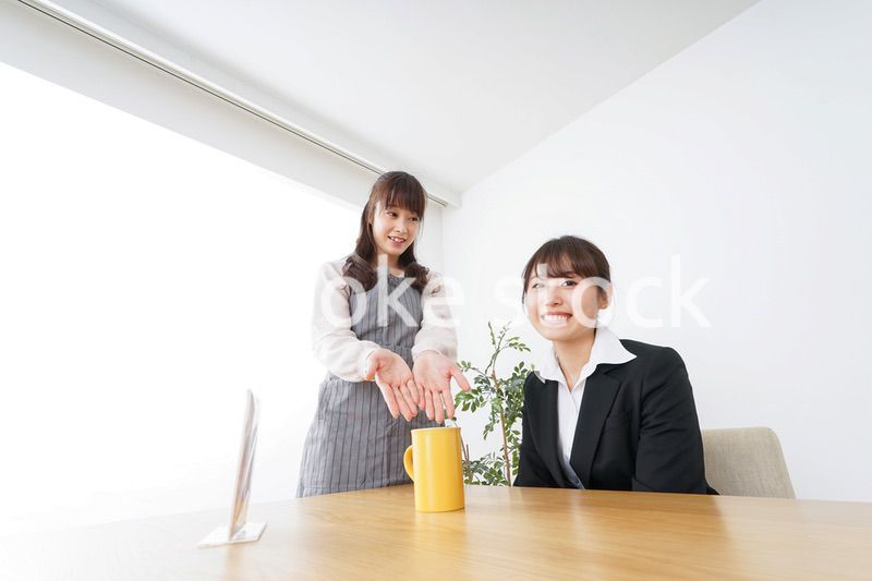 カフェで働く女性