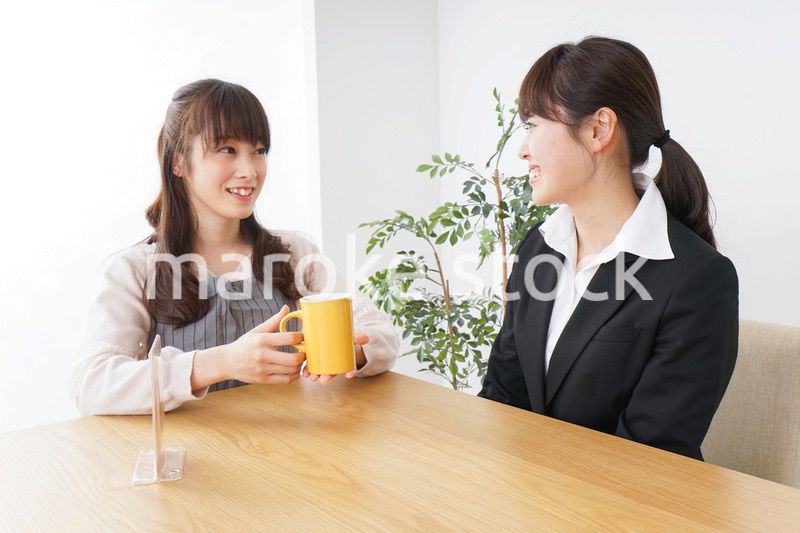 カフェで働く女性