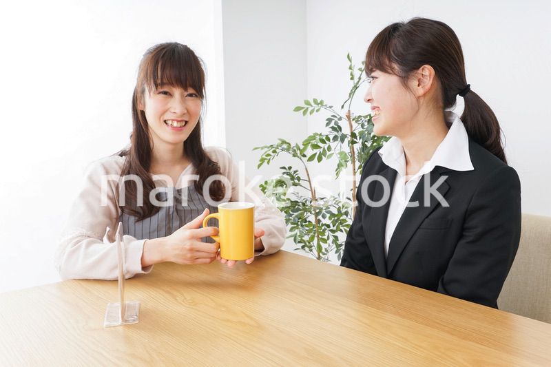 カフェで働く女性