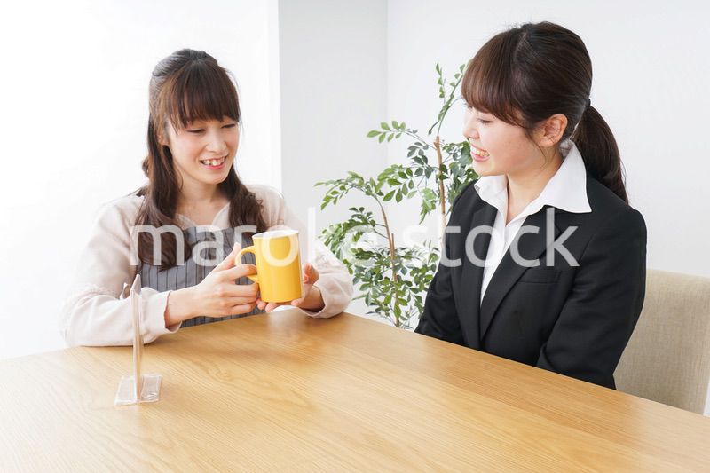 カフェで働く女性