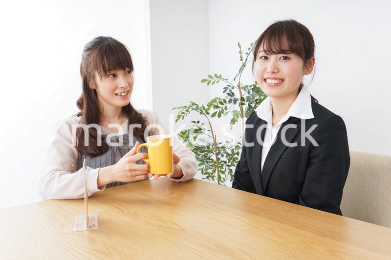カフェで働く女性