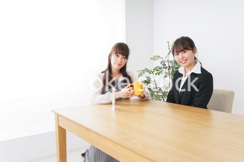 カフェで働く女性