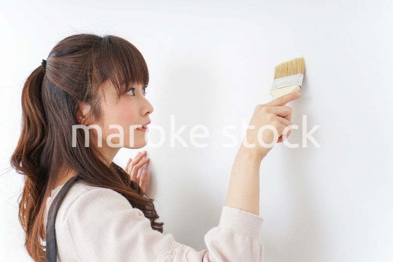DIY・ペンキを塗る女性