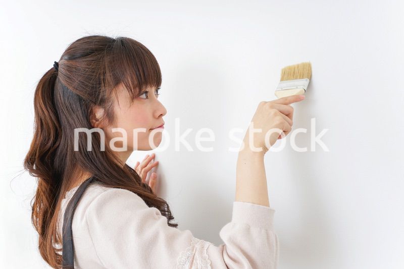 DIY・ペンキを塗る女性