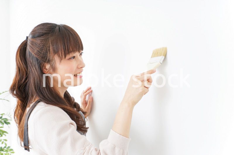 DIY・ペンキを塗る女性