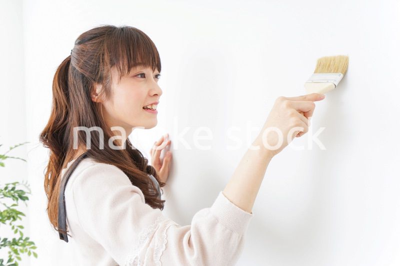 DIY・ペンキを塗る女性