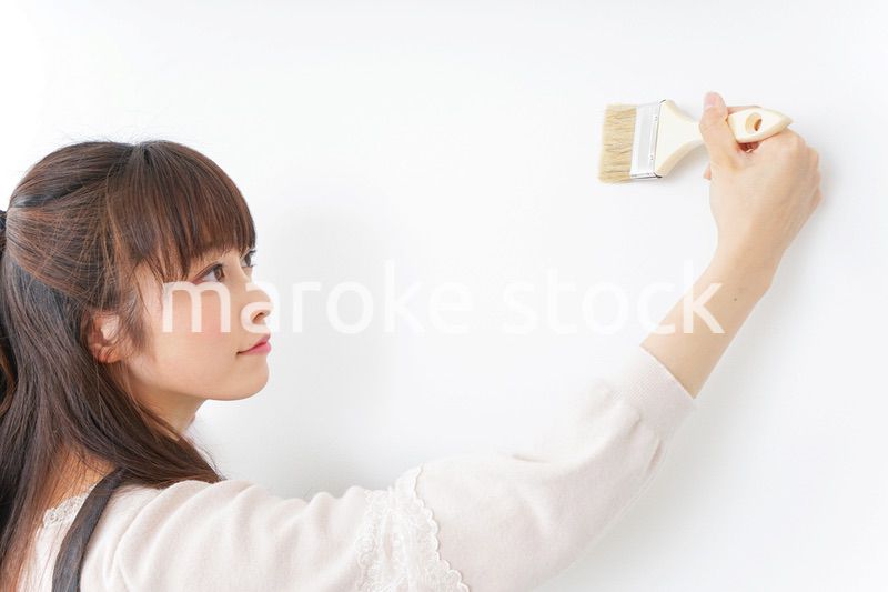 DIY・ペンキを塗る女性