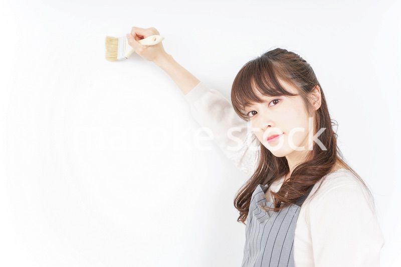 DIY・ペンキを塗る女性