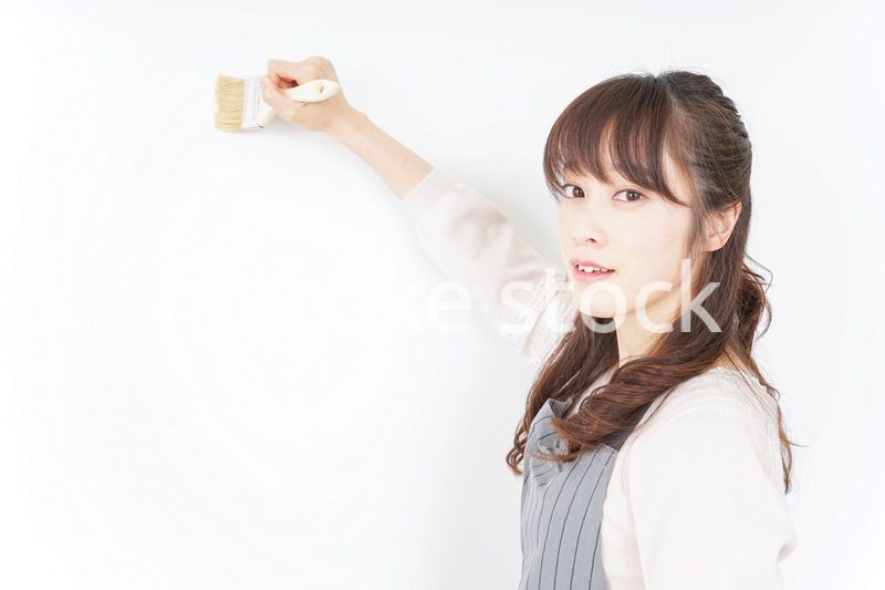 DIY・ペンキを塗る女性
