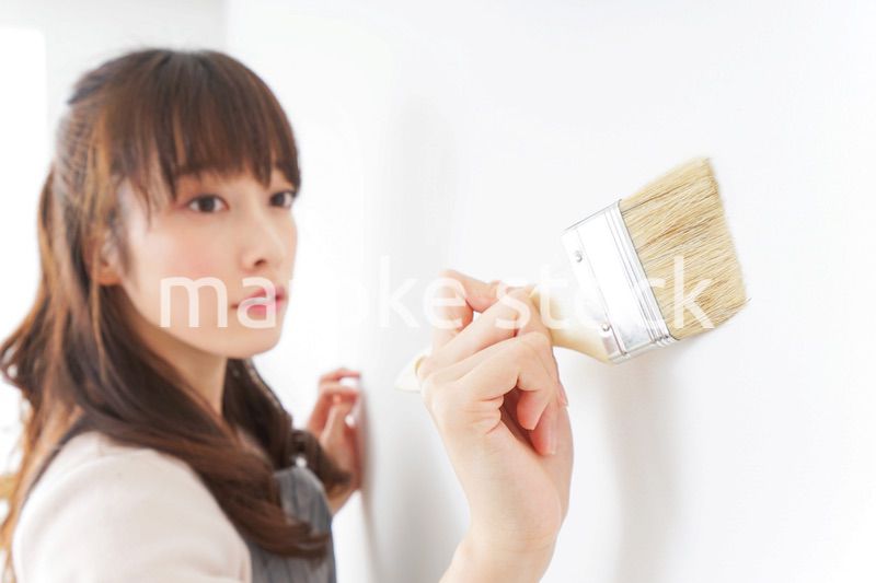 DIY・ペンキを塗る女性