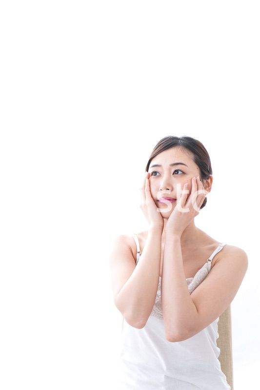 スキンケアをする若い女性