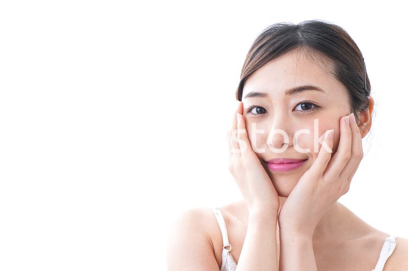 スキンケアをする若い女性