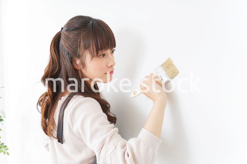 DIY・ペンキを塗る女性