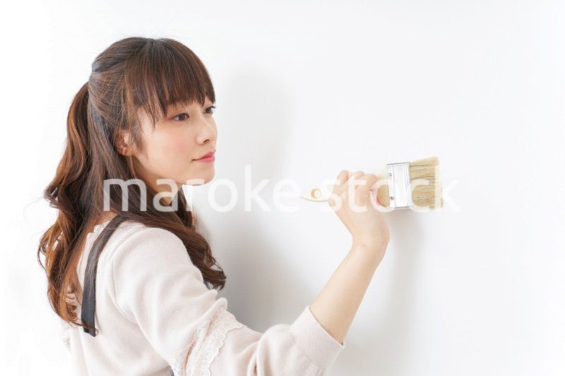 DIY・ペンキを塗る女性
