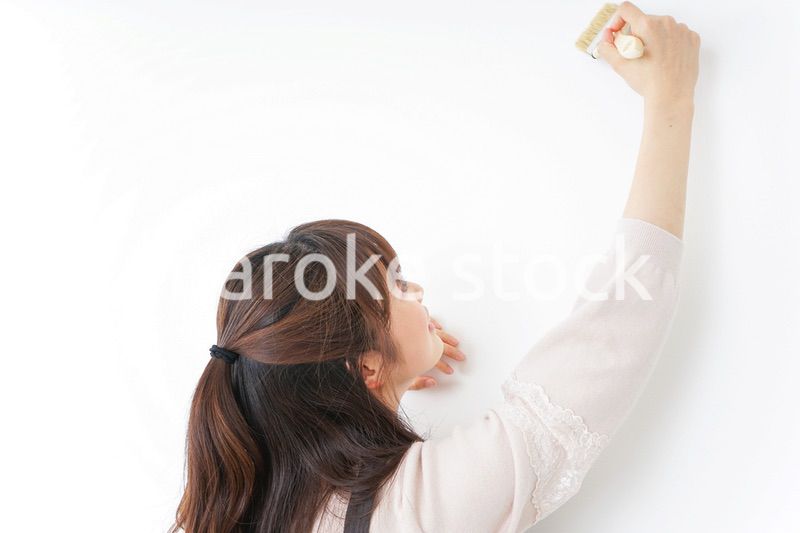 DIY・ペンキを塗る女性