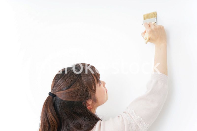DIY・ペンキを塗る女性