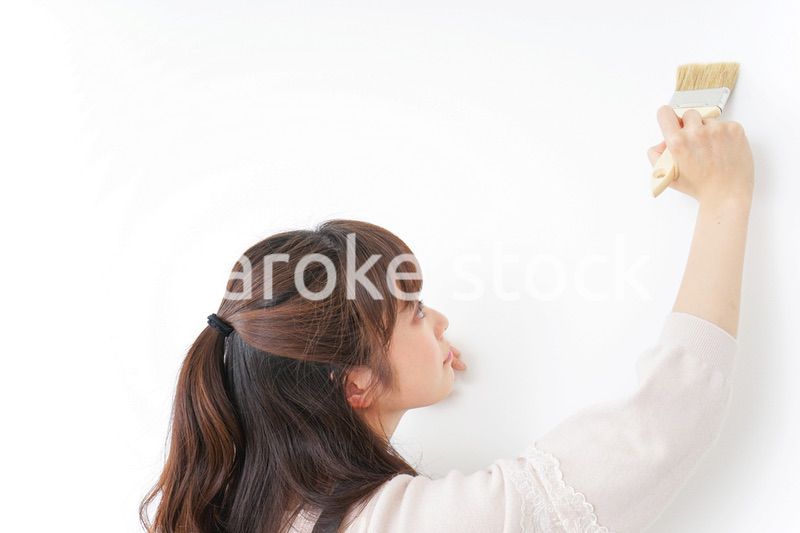 DIY・ペンキを塗る女性