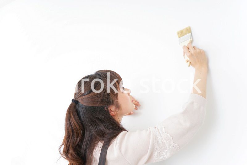 DIY・ペンキを塗る女性