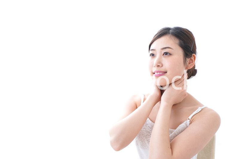 スキンケアをする若い女性