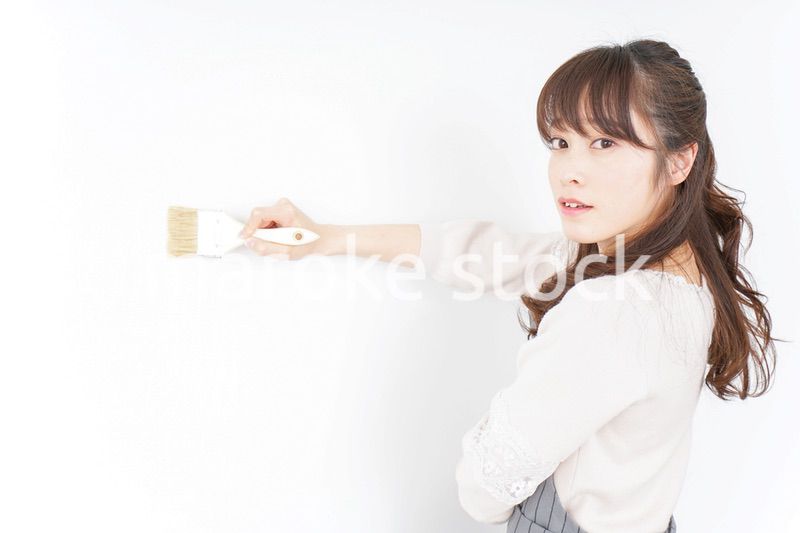 DIY・ペンキを塗る女性