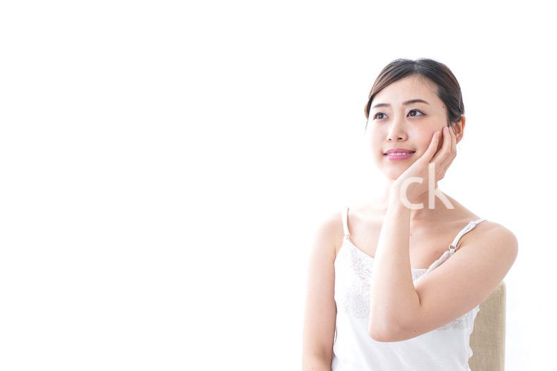 スキンケアをする若い女性