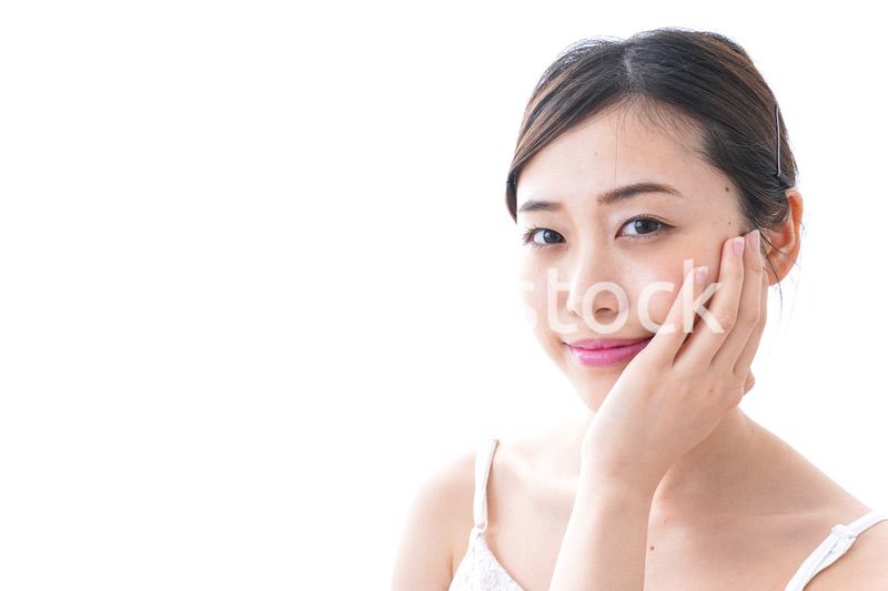 スキンケアをする若い女性