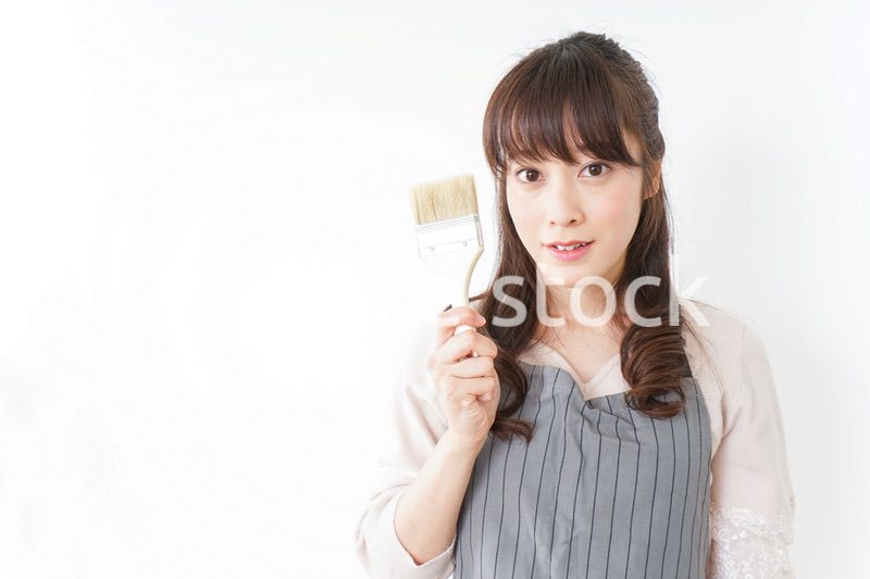 DIY・ペンキを塗る女性