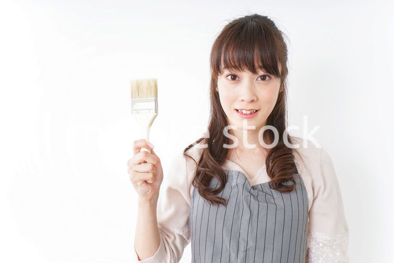DIY・ペンキを塗る女性