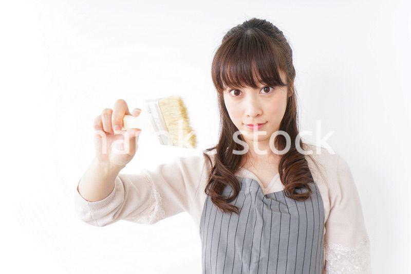 DIY・ペンキを塗る女性