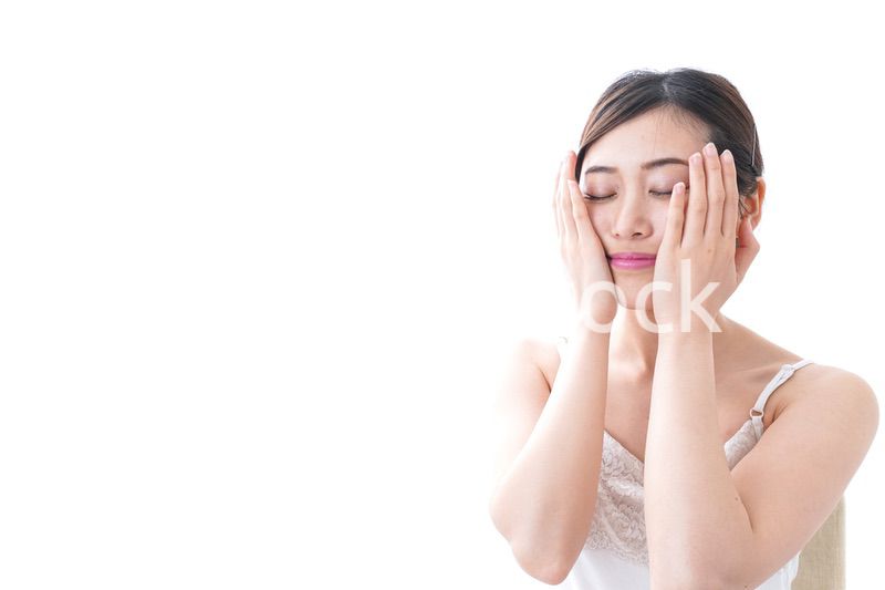 スキンケアをする若い女性