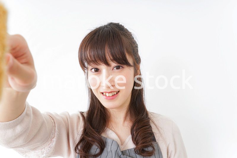 DIY・ペンキを塗る女性