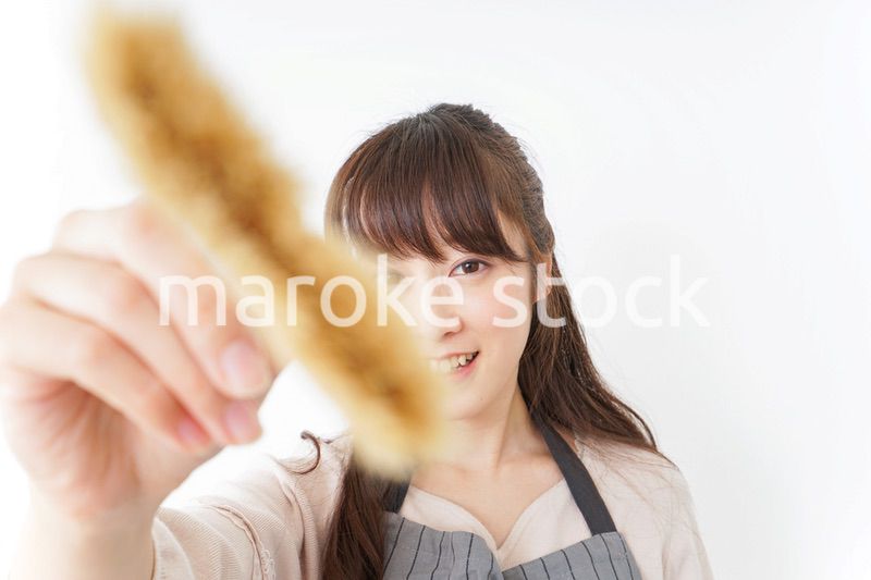 DIY・ペンキを塗る女性