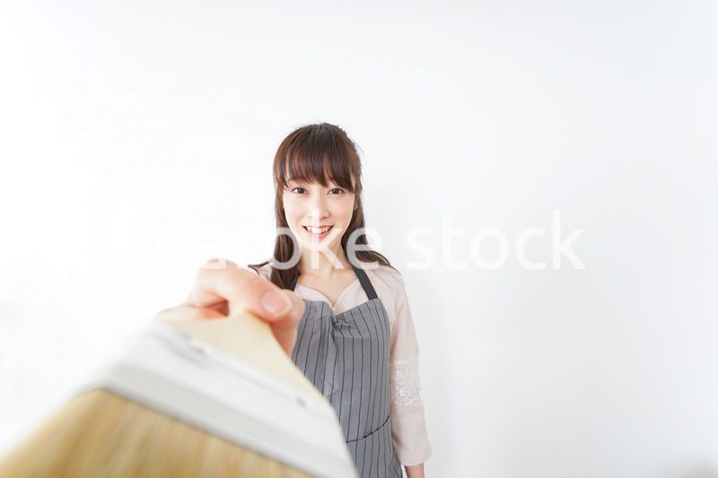 DIY・ペンキを塗る女性