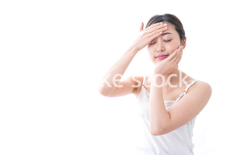 スキンケアをする若い女性