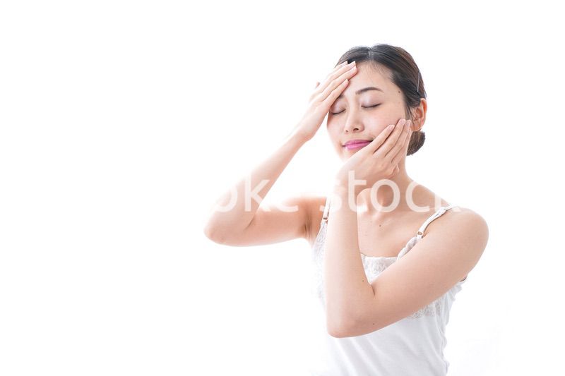 スキンケアをする若い女性