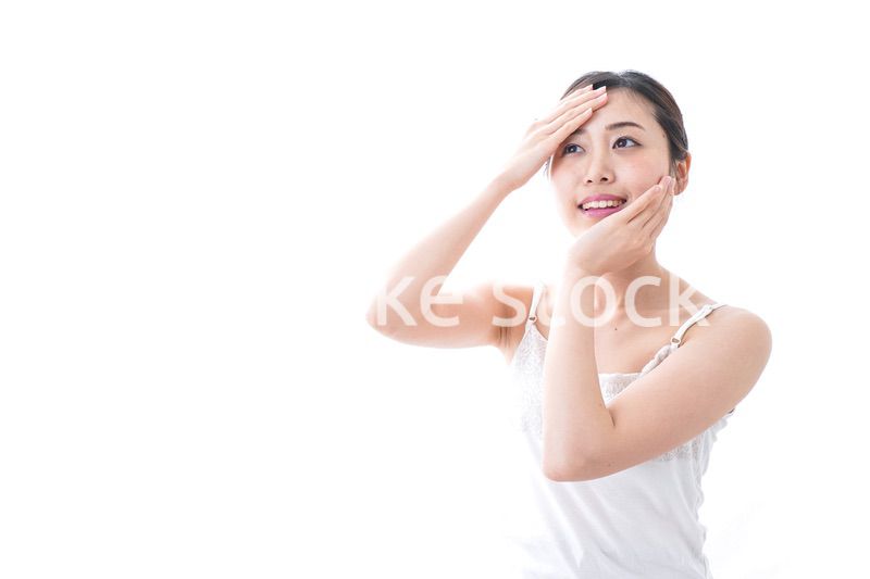 スキンケアをする若い女性